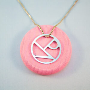 Initialen hanger Lise Pauwels