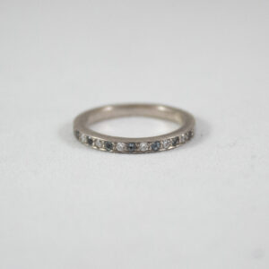 Diamant en aquamarijn eternityring Lise Pauwels